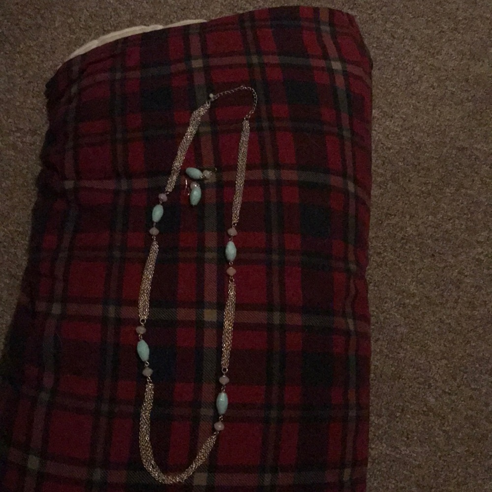 32 inc. Necklace and earrings